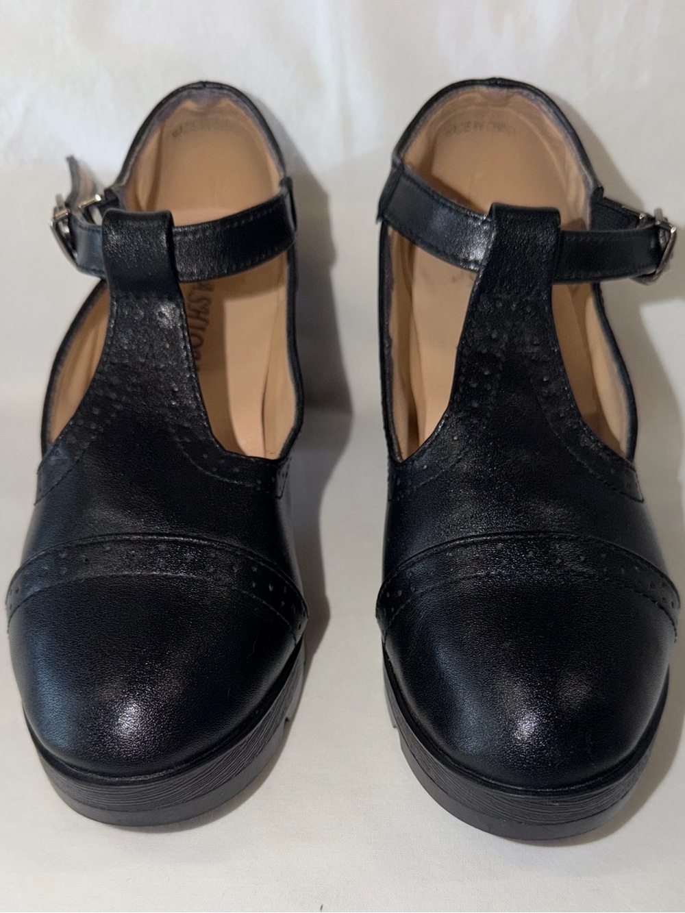 Dadawen Women’s T-Strap shoes size 7.5